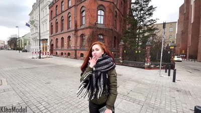 Қоғамдық пикап: әдемі қыз iPhone үшін трахается және оның киска спермы алады. CleoModel